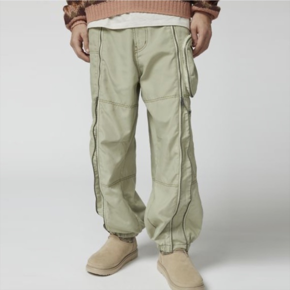 Urban Outfitters Green Cargo Pants - Picture 2 of 16